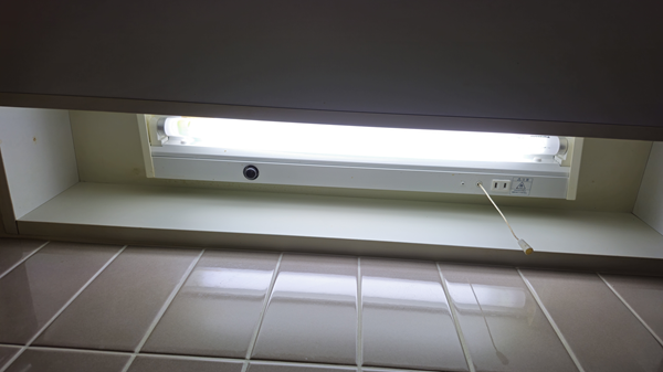 買替え前の照明器具
流し元灯（蛍光灯）の写真
